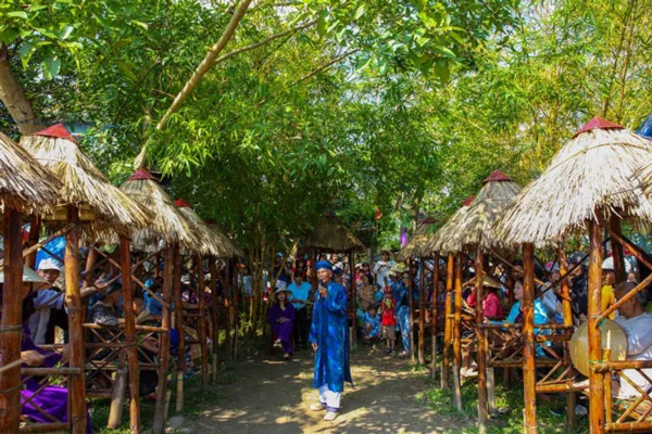 Biking Tour to Thanh Toan Bridge & Chuon Lagoon: A Hue Countryside Escape